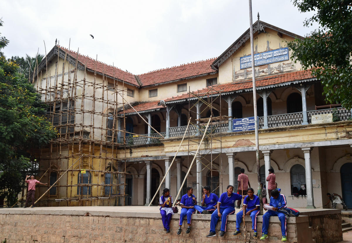 ಶತಮಾನದ ಶಾಲೆಗೆ ನವೀಕರಣದ ಸ್ಪರ್ಶ