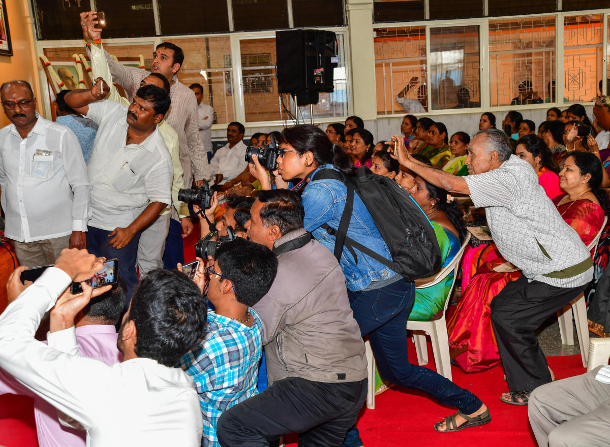 ಕ್ಯಾಮೆರಾ ಅಬ್‌ಸ್ಕೂರಾದಿಂದ ಮೊಬೈಲ್ ಅಬ್ಸೆಷನ್‌ವರೆಗೆ...