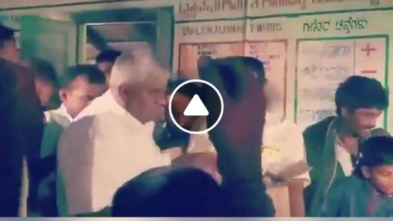 ನಿರಾಶ್ರಿತರಿಗೆ ಬಿಸ್ಕೆಟ್ ಎಸೆದ ಎಚ್.ಡಿ. ರೇವಣ್ಣ; ವೈರಲ್ ವಿಡಿಯೊ