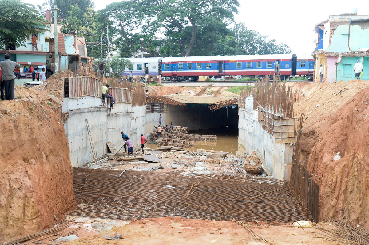 ಕೊಡಿಗೇಹಳ್ಳಿ: ರೈಲು ಹಳಿ ದಾಟಲು ಪಡಿಪಾಟಲು- ಆರಕ್ಕೇರದ, ಮೂರಕ್ಕಿಳಿಯದ ಕಾಮಗಾರಿ