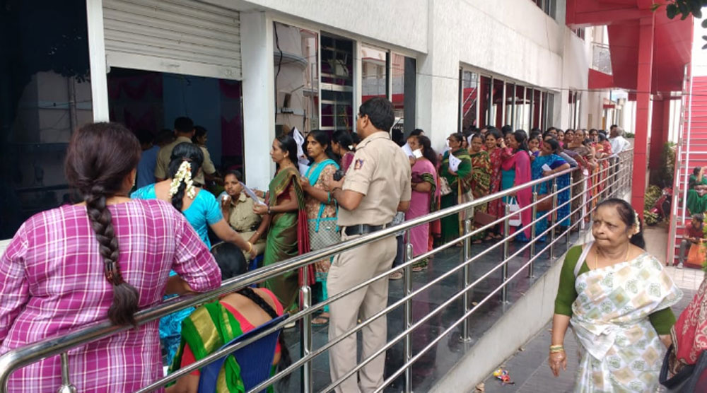 ರಿಯಾಯಿತಿ ದರದ ಸಿಲ್ಕ್‌ ಸೀರೆ ಖರಿದಿಗೆ ಮೈಸೂರಿನಲ್ಲಿ ನೂಕುನುಗ್ಗಲು,ಇತರೆಡೆ ಸರದಿ 