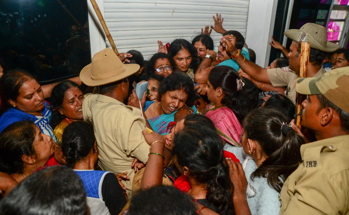 ಮೈಸೂರು ಸಿಲ್ಕ್ಸ್ ರಿಯಾಯಿತಿ ದರದ ಮಾರಾಟ: ಸೀರೆಗಾಗಿ ನೀರೆಯರ ಜಟಾಪಟಿ