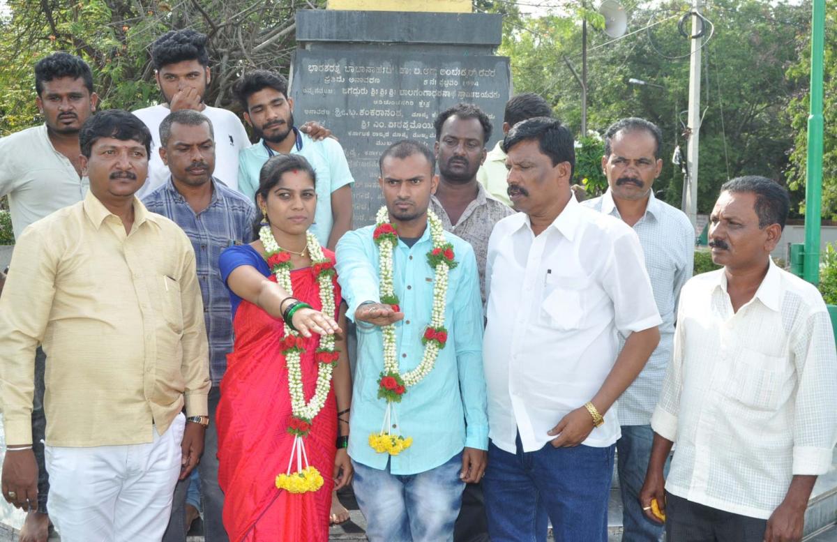 ಮಂಡ್ಯದಲ್ಲಿ ಅಂತರ್ಜಾತಿ ವಿವಾಹ: ಪ್ರೇಮಿಗಳನ್ನು ಒಂದುಗೂಡಿಸಿದ ದಲಿತ ಸಂಘರ್ಷ ಸಮಿತಿ