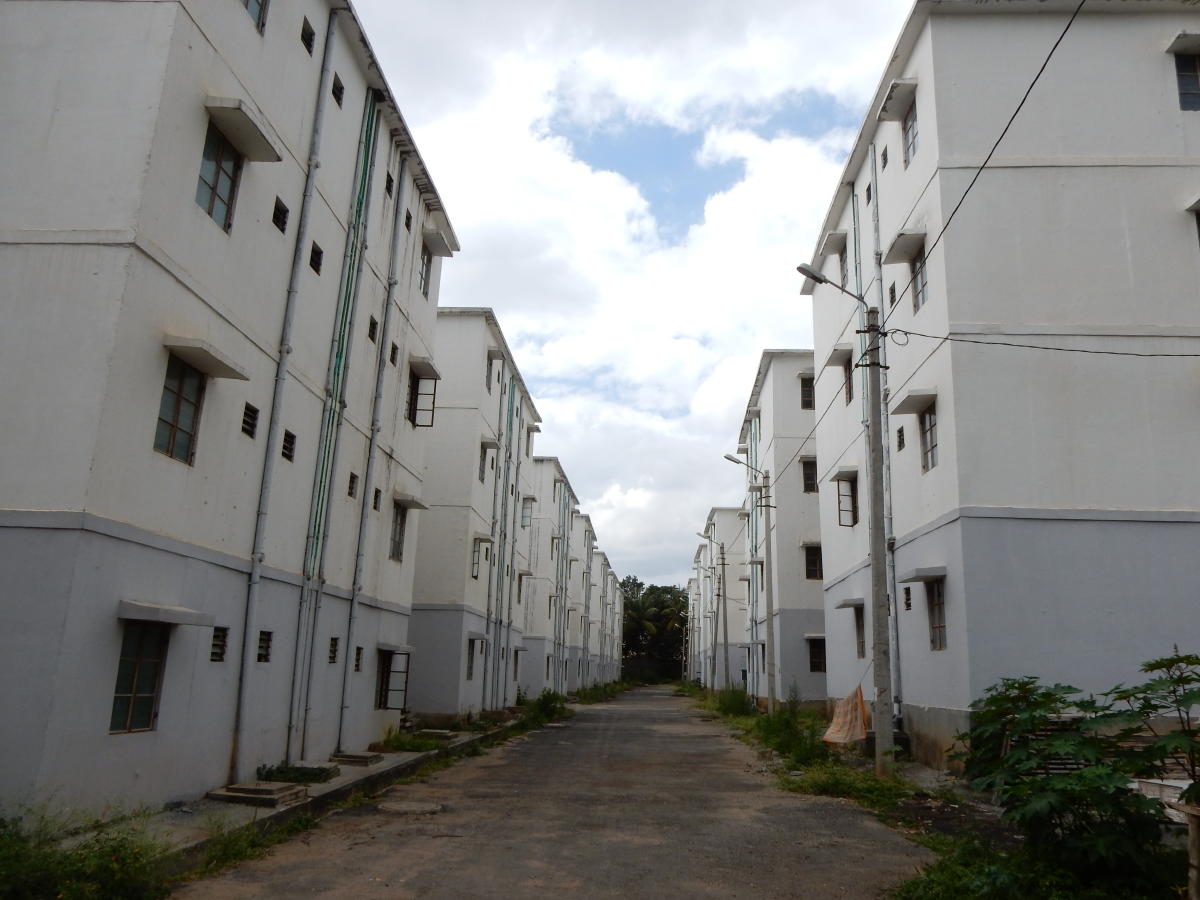 ಕೊಳೆಗೇರಿ ವಾಸಿಗಳ ಸಮುಚ್ಚಯ; ಗೃಹಪ್ರವೇಶಕ್ಕೆ ಕೂಡಿ ಬಾರದ ಮುಹೂರ್ತ!