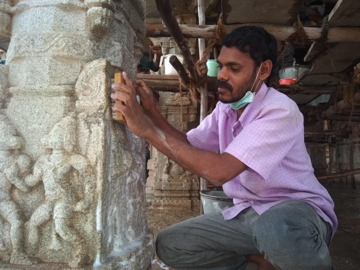 ರಸಾಯನಿಕ ಬಳಸಿ ಉಬ್ಬು ಶಿಲ್ಪ ಸ್ವಚ್ಛ; ಕಂಗೊಳಿಸಲಿದೆ ಹಂಪಿ ಕೃಷ್ಣ ದೇಗುಲ