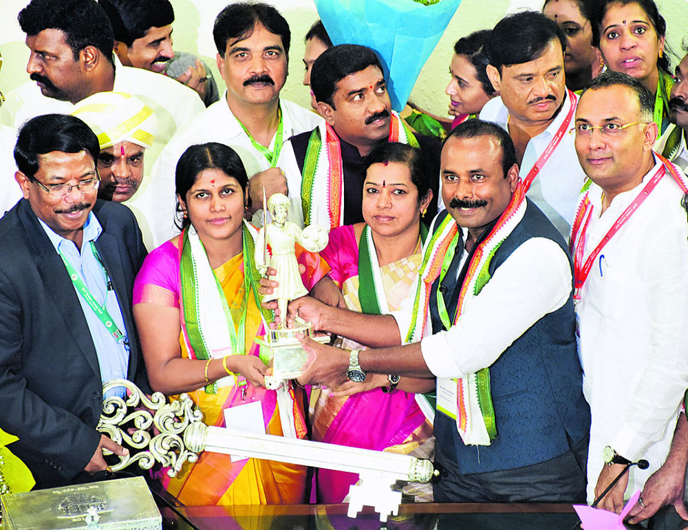 ಲಜ್ಜೆಗೆಟ್ಟು ಕೈ–ಕೈ ಮಿಲಾಯಿಸಿದ ಜನಪ್ರತಿನಿಧಿಗಳು: ರಣಾಂಗಣವಾಯ್ತು ಪಾಲಿಕೆ ಸಭಾಂಗಣ