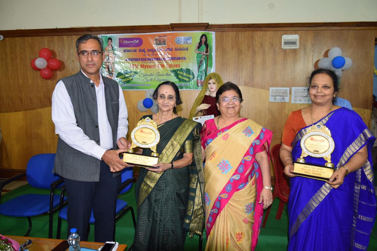 ಮೈಸೂರು ಸಿಲ್ಕ್‌ ಸ್ಪರ್ಧೆ ವಿಜೇತರಿಗೆ ಬಹುಮಾನ