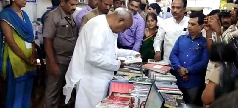 ಬೆಂಗಳೂರು ಪುಸ್ತಕೋತ್ಸವಕ್ಕೆ ಮಾಜಿ ಪ್ರಧಾನಿ ಎಚ್‌.ಡಿ.ದೇವೇಗೌಡ ಭೇಟಿ