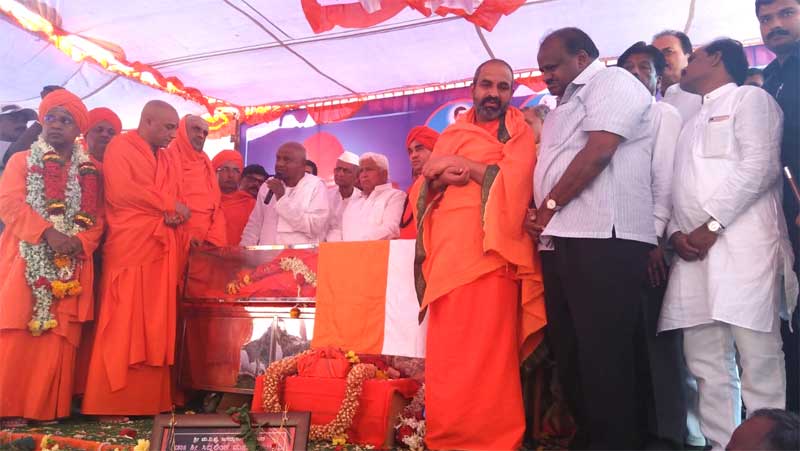 ತೋಂಟದ ಶ್ರೀಗಳ ಅಂತಿಮ ದರ್ಶನ ಪಡೆದ ಮುಖ್ಯಮಂತ್ರಿ ಕುಮಾರಸ್ವಾಮಿ