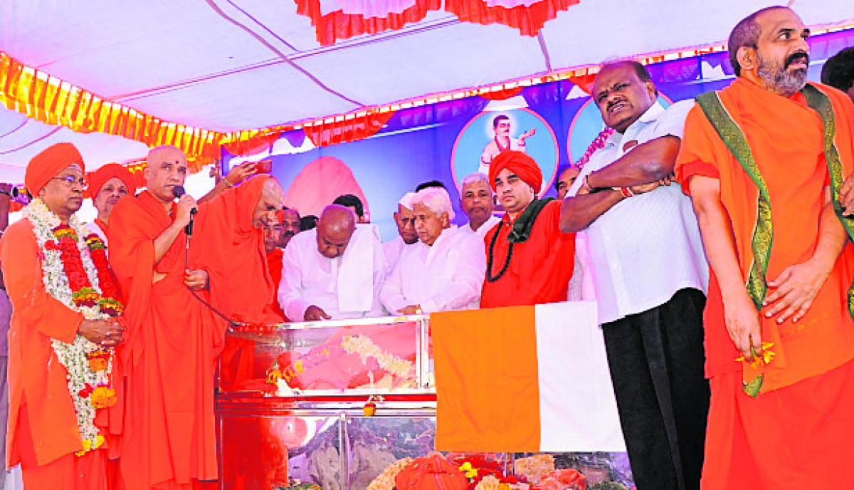ಸರ್ಕಾರಿ ಗೌರವದೊಂದಿಗೆ ತೋಂಟದಾರ್ಯ ಶ್ರೀ ಅಂತ್ಯಕ್ರಿಯೆ