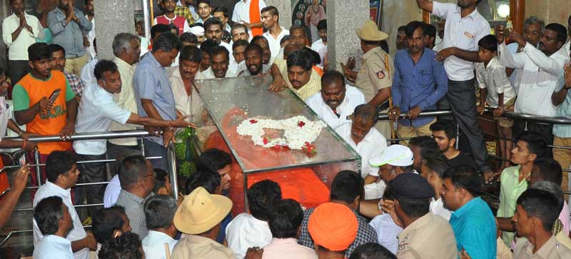 ತೋಂಟದಾರ್ಯ ಶ್ರೀ ನಿಧನ: ಅಂತಿಮ ದರ್ಶನ ಪಡೆಯುತ್ತಿರುವ ಗಣ್ಯರು, ಸಾರ್ವಜನಿಕರು
