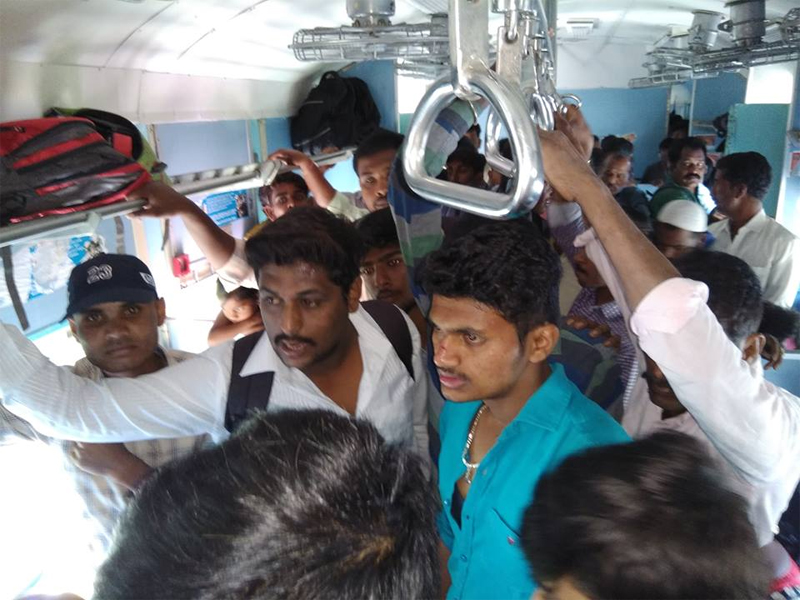 ರೈಲು ಪ್ರಯಾಣಿಕರಿಂದ ಮೊಬೈಲ್ ಕಿತ್ತುಕೊಳ್ಳಲು ಮಚ್ಚು ಬೀಸಿದ ದುಷ್ಕರ್ಮಿಗಳು
