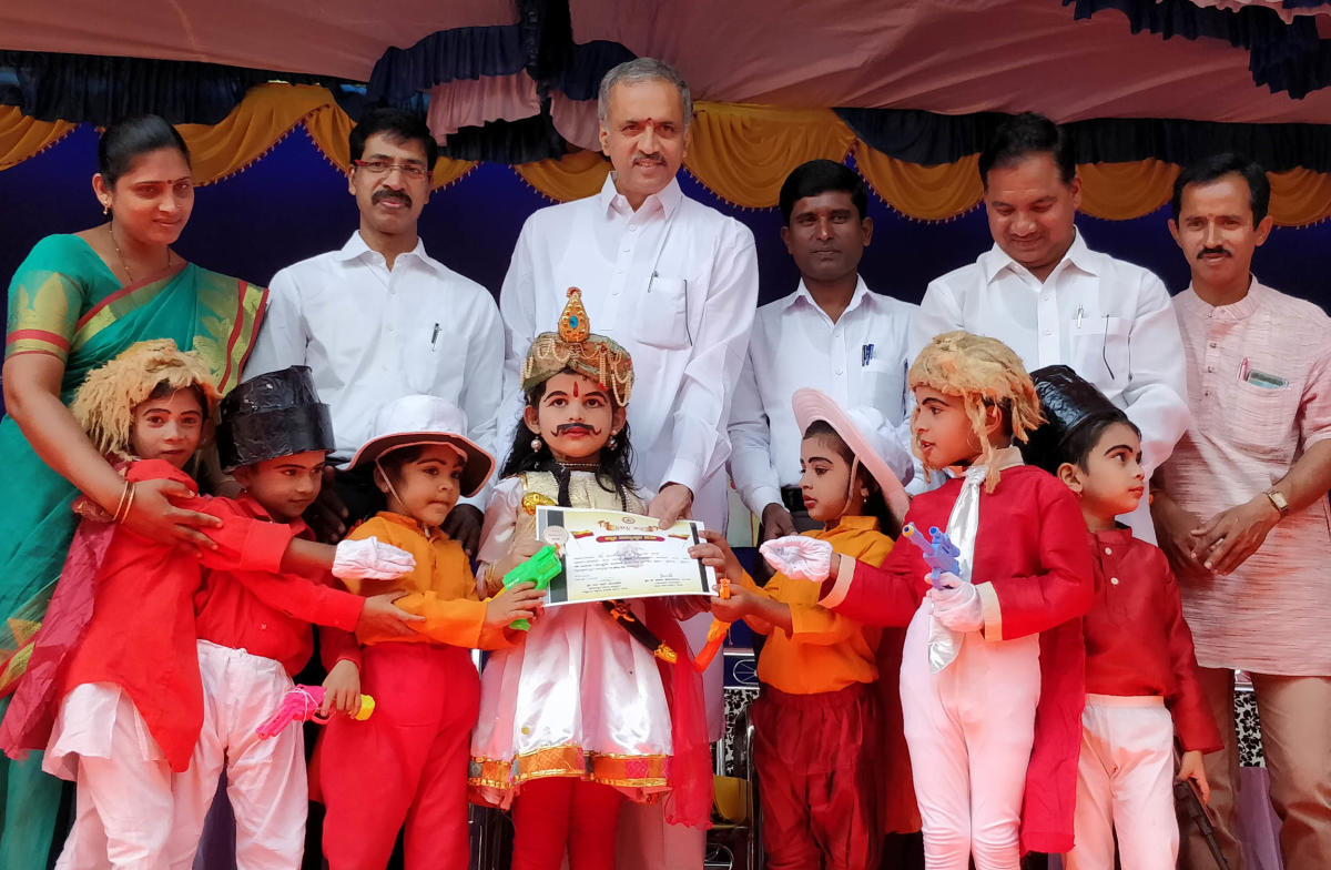 ಎತ್ತರೆತ್ತರಕ್ಕೆ ಹಾರಾಡಿದ ಕನ್ನಡ ಧ್ವಜ
