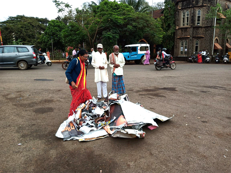 ತಮಿಳಿನ ‘ಸರ್ಕಾರ್’ ಚಿತ್ರದ ಪೋಸ್ಟರ್‌ ಹರಿದು ಪ್ರತಿಭಟಿಸಿದ ಹೋರಾಟಗಾರ್ತಿ 