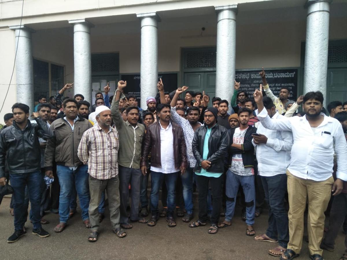 ಈದ್‌ ಮಿಲಾದ್‌: ಫ್ಲೆಕ್ಸ್ ಮತ್ತು ಬ್ಯಾನರ್‌ ತೆಗೆದ ಆರೋಪ ಪೀಠೋಪಕರಣಗಳ ಧ್ವಂಸ