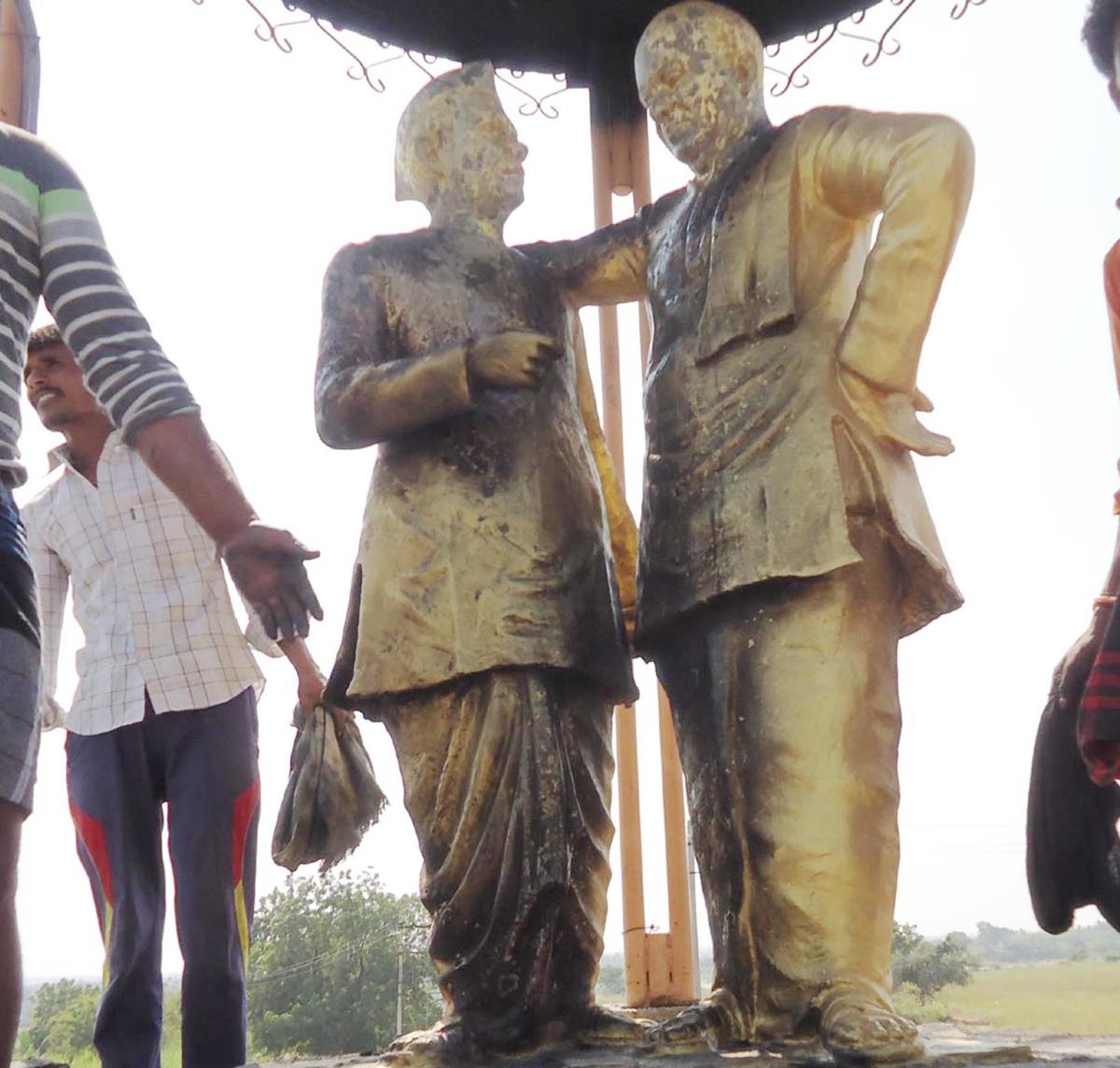ದೇವೇಗೌಡ ಪ್ರತಿಮೆಗೆ ಬೆಂಕಿ: ಪ್ರತಿಭಟನೆ