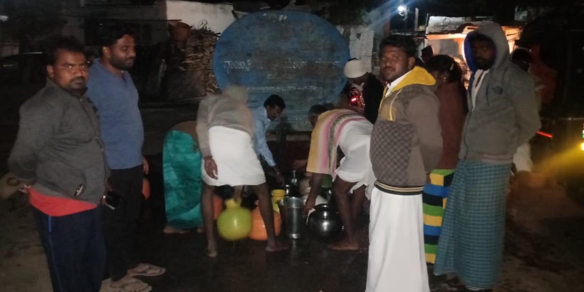 ಟ್ಯಾಂಕರ್‌ ನೀರಿಗೆ ಇಡೀ ರಾತ್ರಿ ಕಾಯುವ ಗ್ರಾಮಸ್ಥರು!