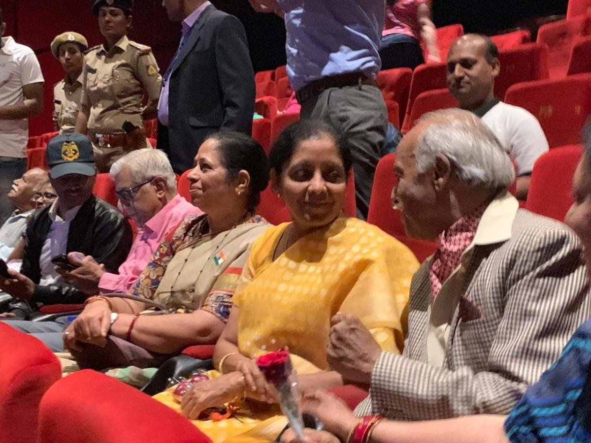 ಮಾಜಿ ಯೋಧರೊಂದಿಗೆ ‘ಉರಿ’ ಚಿತ್ರ ವೀಕ್ಷಿಸಿದ ರಕ್ಷಣಾ ಸಚಿವೆ