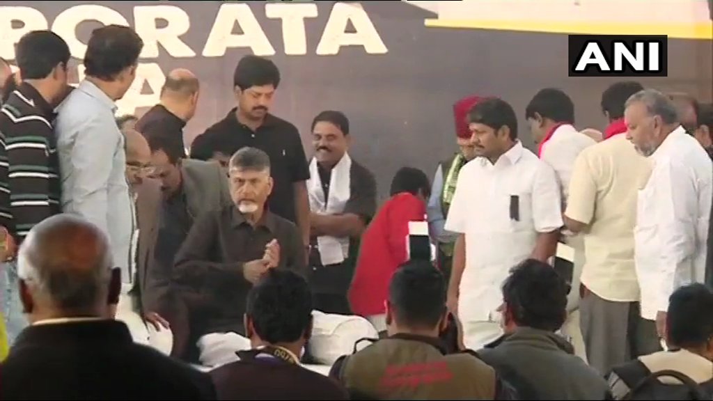 ವಿಶೇಷ ಸ್ಥಾನಮಾನಕ್ಕೆ ಆಗ್ರಹ: ಚಂದ್ರಬಾಬು ನಾಯ್ಡು ಉಪವಾಸ ಸತ್ಯಾಗ್ರಹ