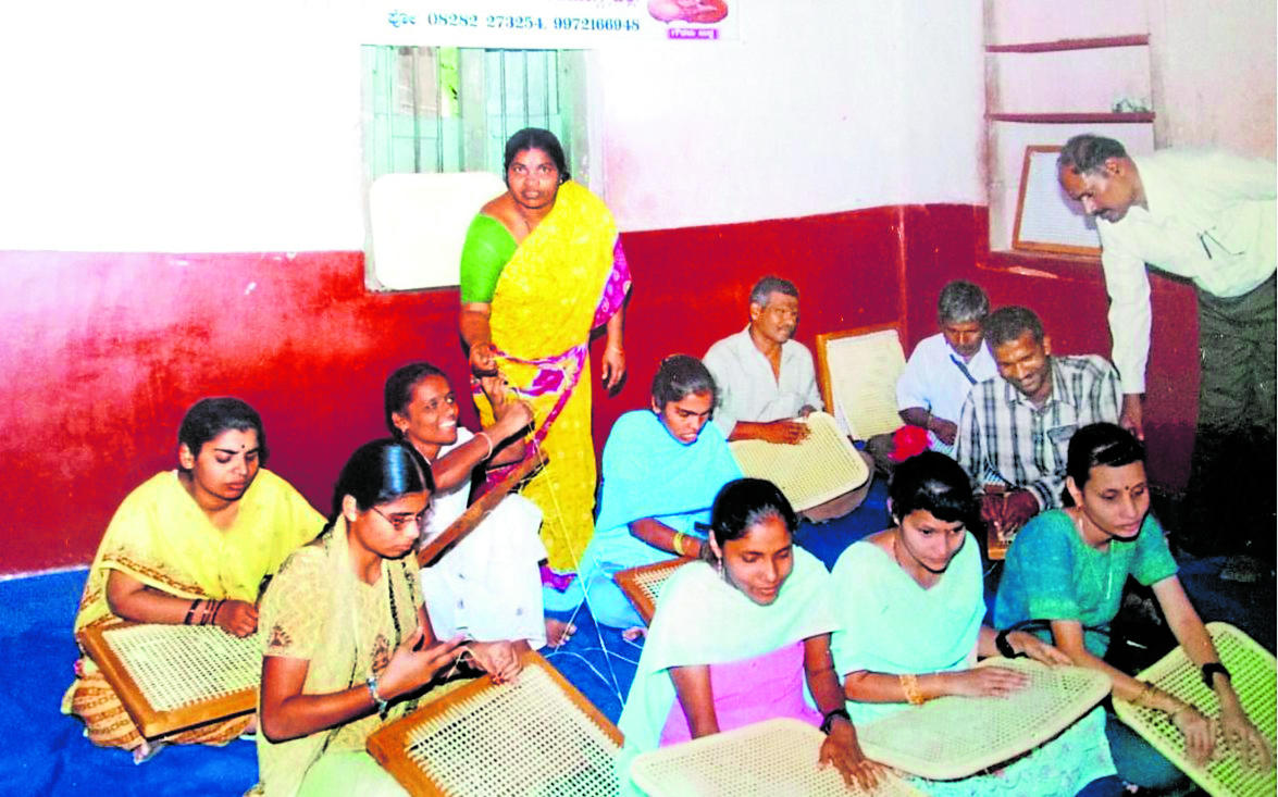 ಅಂಧರ ಬಾಳಿಗೆ ಬೆಳಕಾದ ದಂಪತಿ