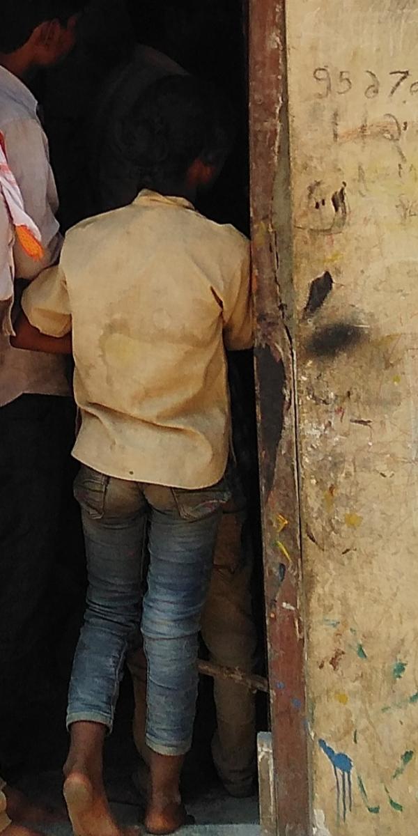 ಬಾಲಕರ ಉಡುಪಿನಲ್ಲಿ ಬಾಲಕಿಯರು!