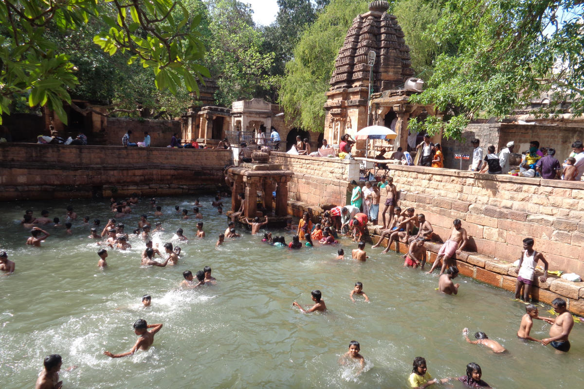 ಬಿಸಿಲ ತಾಪ: ಪುಷ್ಕರಣಿಯಲ್ಲಿ ಈಜಿದ ಯುವಕರು