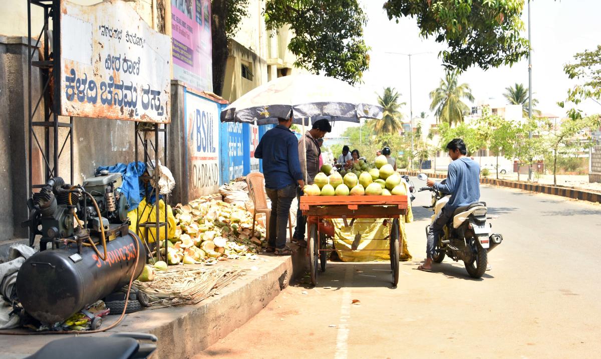 ಪಾದಚಾರಿ ಮಾರ್ಗ ಅತಿಕ್ರಮಣ