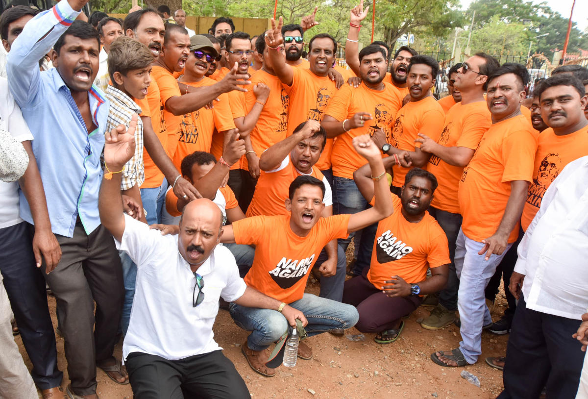 ಸಭಾಂಗಣ ತುಂಬಿ, ರಸ್ತೆಯಲ್ಲಿ ಕುಳಿತ ಜನ