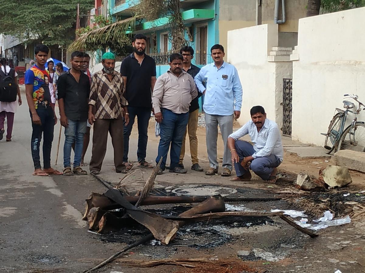 ಯುಜಿಡಿ ದುರಸ್ತಿಗೆ ಒತ್ತಾಯ: ರಸ್ತೆತಡೆ