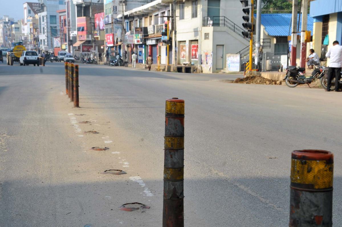 ರಸ್ತೆ ವಿಭಜಕ: ಸಂಚಾರ ‘ಕಂಟಕ’