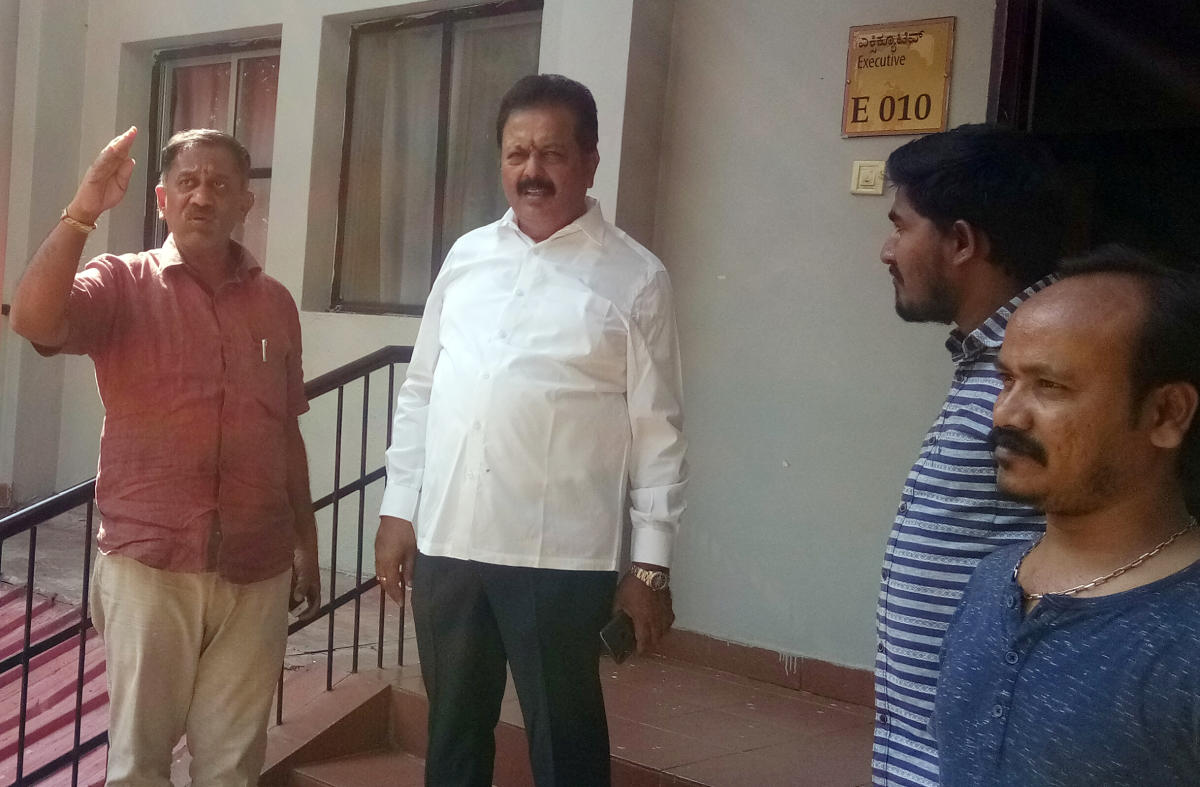 ಚಲುವರಾಯಸ್ವಾಮಿ, ರಮೇಶ ಬಂಡಿಸಿದ್ದೇಗೌಡ ಗುಪ್ತ ಚರ್ಚೆ