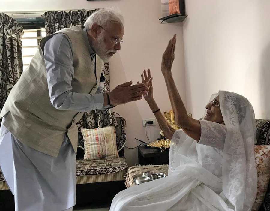 ಪ್ರಧಾನಿ ನರೇಂದ್ರ ಮೋದಿ ಅವರು ಮಂಗಳವಾರ ಗಾಂಧಿನಗರದಲ್ಲಿರುವ ತಮ್ಮ ತಾಯಿ ಹೀರಾಬೆನ್ ಅವರ ಆಶೀರ್ವಾದ ಪಡೆದುಕೊಂಡರು.