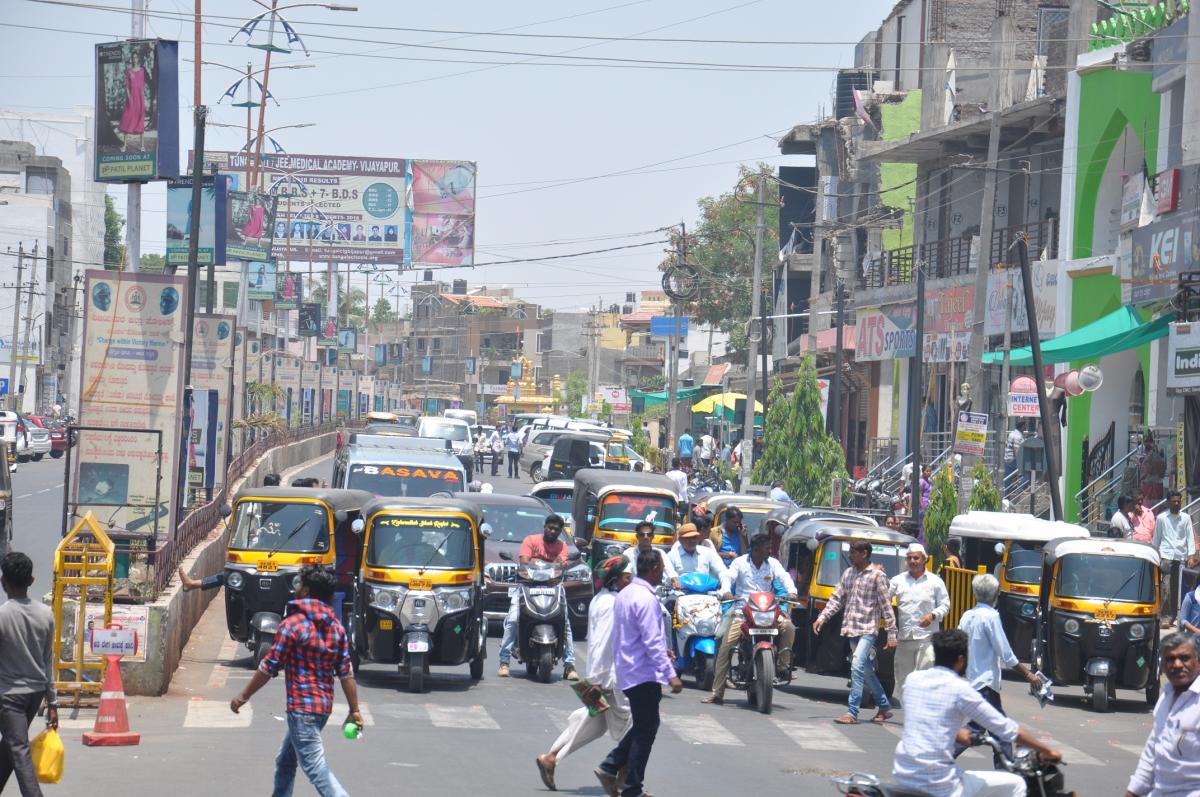 ಹರಿದ ಹಸಿರು ಪರದೆ; ಜನರಿಗಿಲ್ಲ ನೆರಳು..!