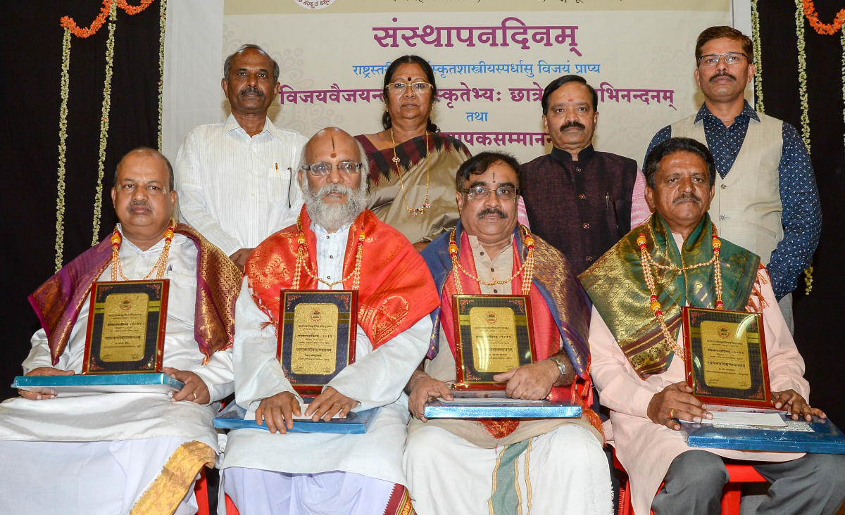 ಮೂರ್ಖ ರಾಜಕಾರಣಿಗಳಿಂದಾಗಿ ಇಂಗ್ಲಿಷ್‌ ಮಾಧ್ಯಮ