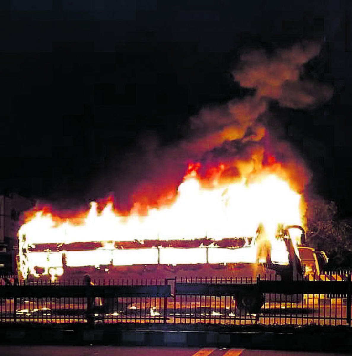 ಕೇರಳ ಸಾರಿಗೆ ಬಸ್‌ಗೆ ಬೆಂಕಿ: ಪ್ರಯಾಣಿಕರು ಪಾರು