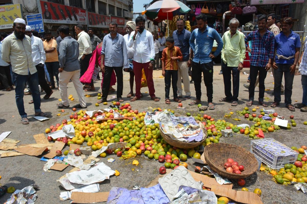ಹೂ, ಹಣ್ಣು ರಸ್ತೆಗೆ ಚೆಲ್ಲಿ ಪ್ರತಿಭಟನೆ