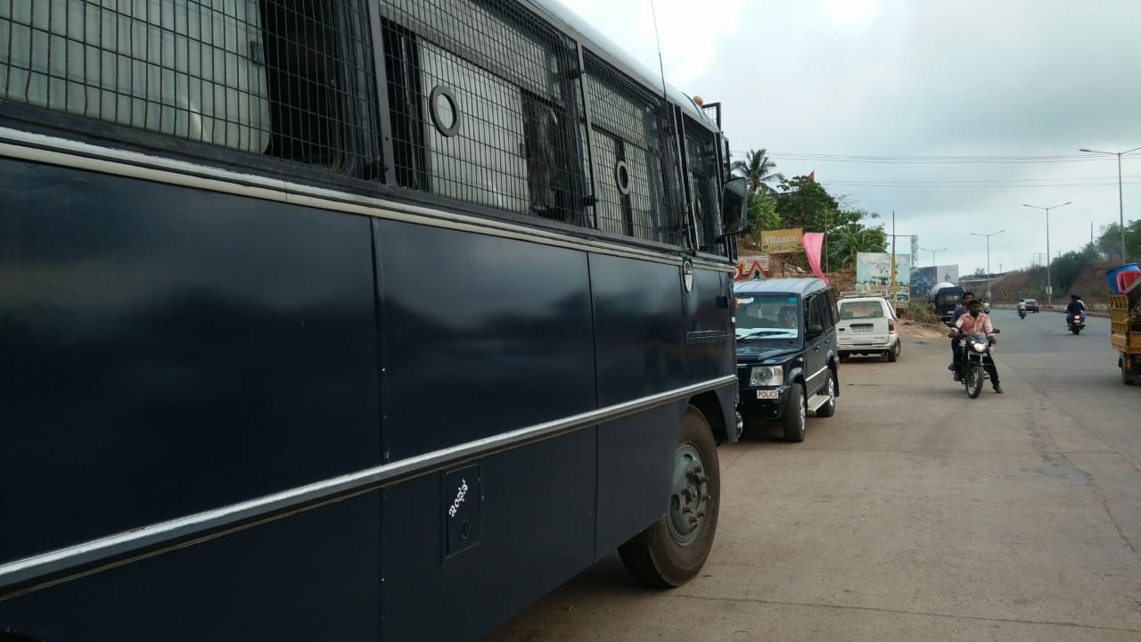 ತಲಪಾಡಿ ಟೋಲ್ ಬಳಿ ವಿಜಯೋತ್ಸವದ ವೇಳೆ ಪೊಲೀಸರ ಮೇಲೆ ಕಲ್ಲು ತೂರಾಟ, ಲಾಠಿ ಪ್ರಹಾರ