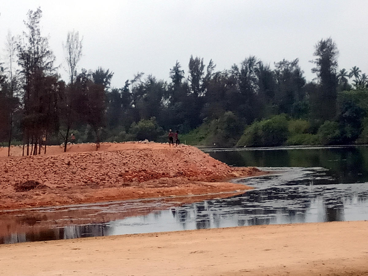 ಕಾಮಿನಿಗೆ ತಡೆಗೋಡೆ: ಗ್ರಾಮಸ್ಥರಿಗೆ  ಆತಂಕ