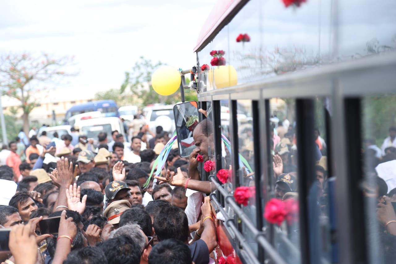 ವೋಟ್ ಮೋದಿಗೆ ಹಾಕ್ತೀರಾ, ಸಮಸ್ಯೆ ನನಗೆ ಹೇಳ್ತೀರಾ?: ಸಿಎಂ ಕುಮಾರಸ್ವಾಮಿ ಆಕ್ರೋಶ