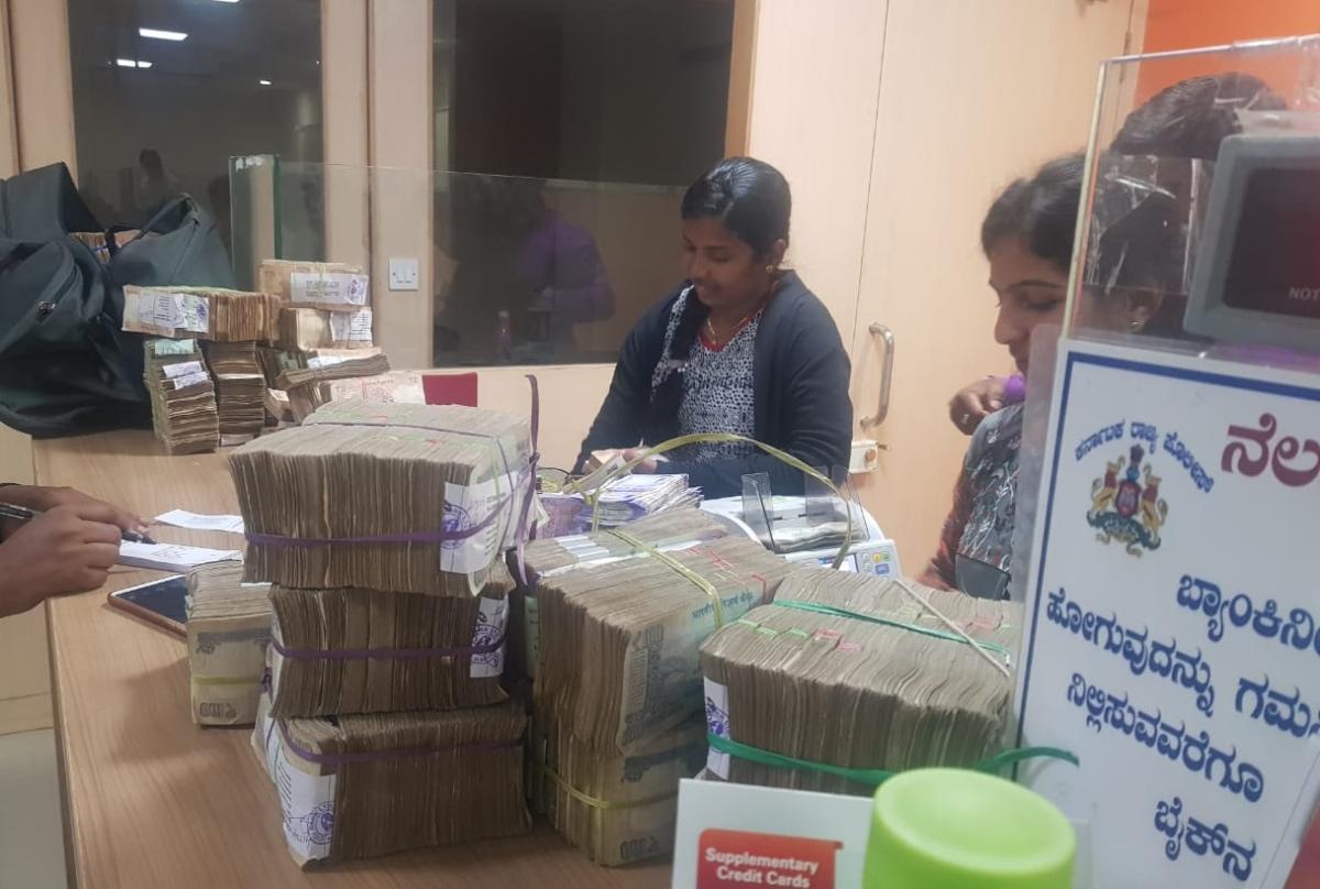 ₹ 67 ಲಕ್ಷ ತುಂಬಲು ಬಂದು ಸಿಕ್ಕಿಬಿದ್ದರು !