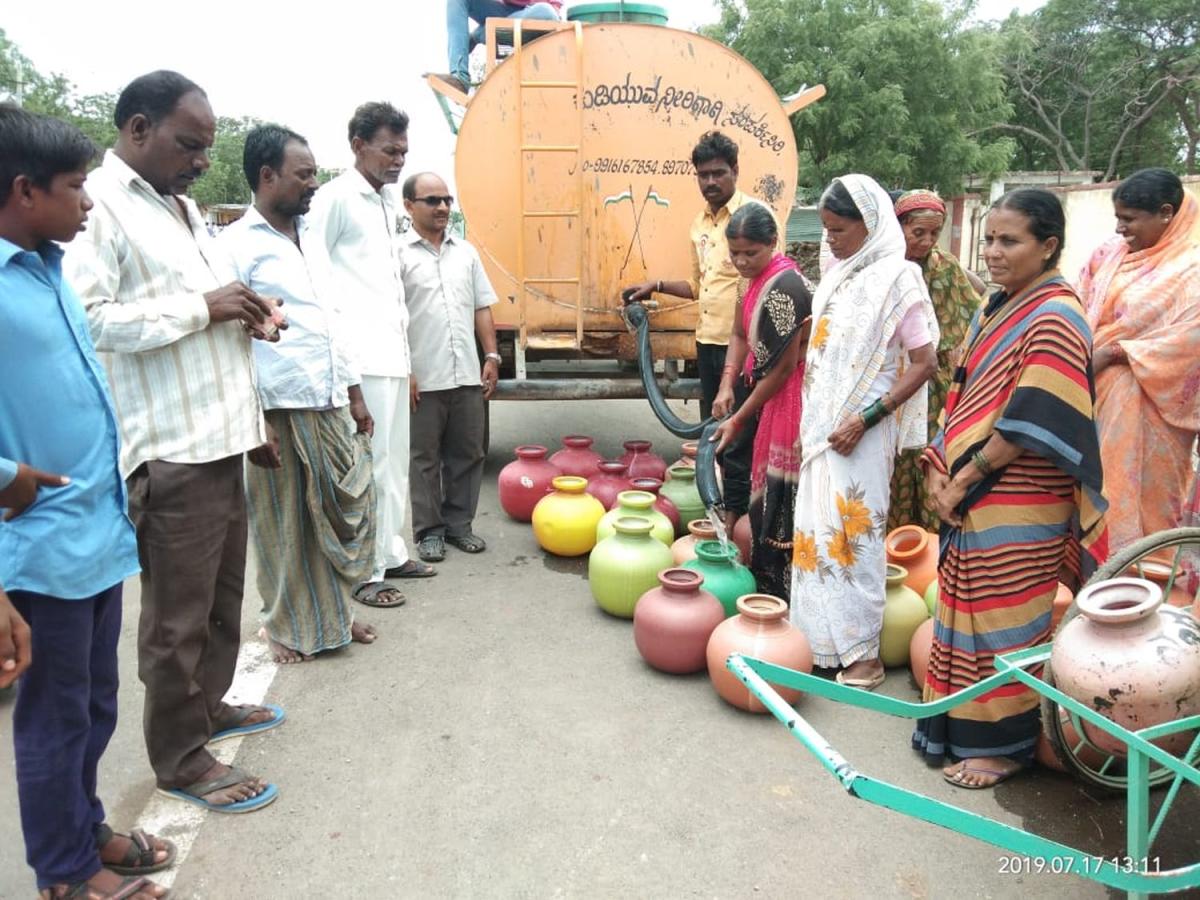 ‘ಪ್ರಜಾವಾಣಿ’ ವರದಿಗೆ ಸ್ಪಂದನೆ | ಗೊಬ್ಬೂರು ಗ್ರಾಮಕ್ಕೆ ಬಂತು ನೀರಿನ ಟ್ಯಾಂಕರ್‌