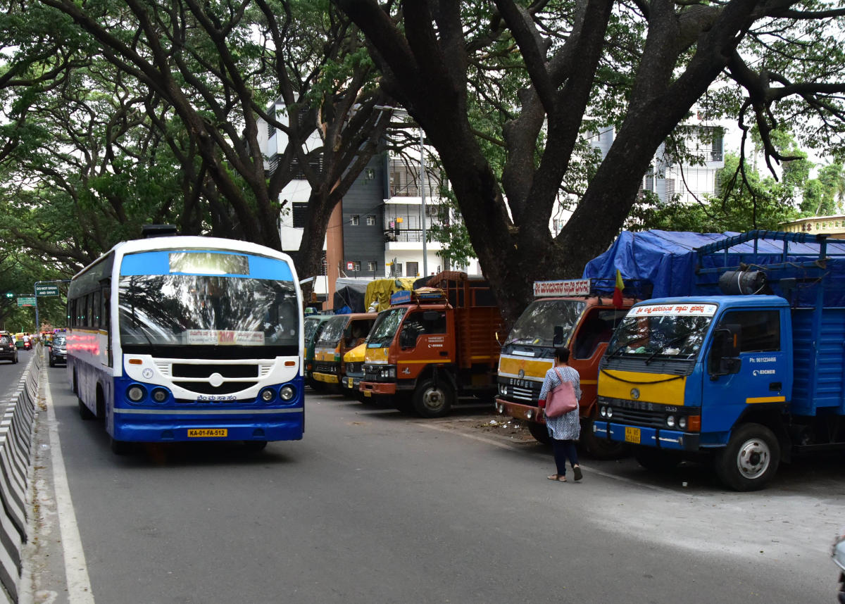 ನೆಟ್ಟಕಲ್ಲಪ್ಪ ಸರ್ಕಲ್‌ನಲ್ಲಿ ಫುಟ್‌ಪಾತ್‌ ಅತಿಕ್ರಮಣ