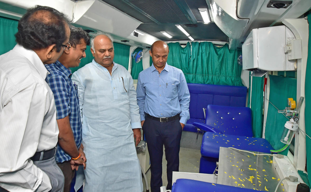 ‘ರಕ್ತ ಸಂಗ್ರಹ, ವಿತರಣಾ ವಾಹನ’ಗಳಿಗೆ ಚಾಲನೆ