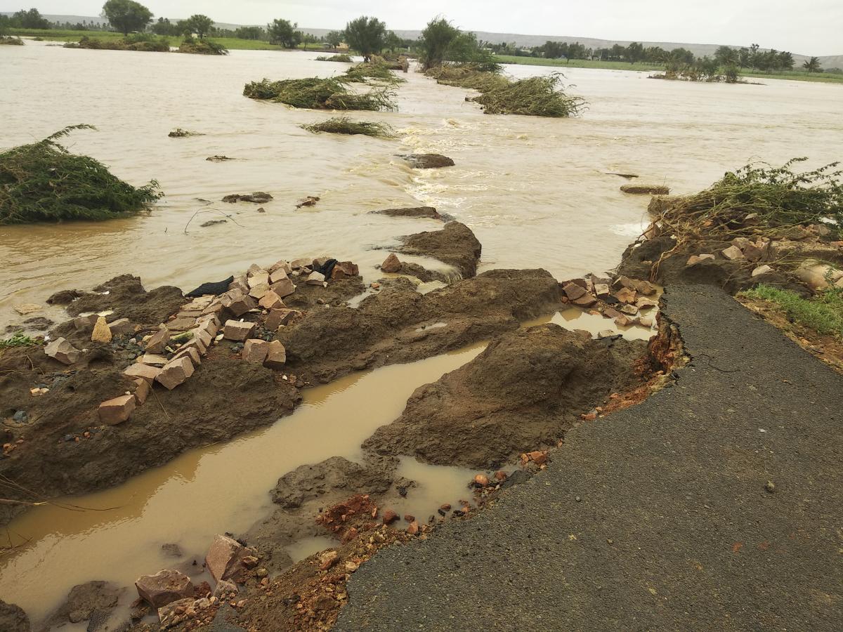 ಸಂಪರ್ಕ ಕಳೆದುಕೊಂಡ ಲಕಮಾಪೂರ: ಸ್ಳಳಾಂತರವೊಂದೇ ದಾರಿ