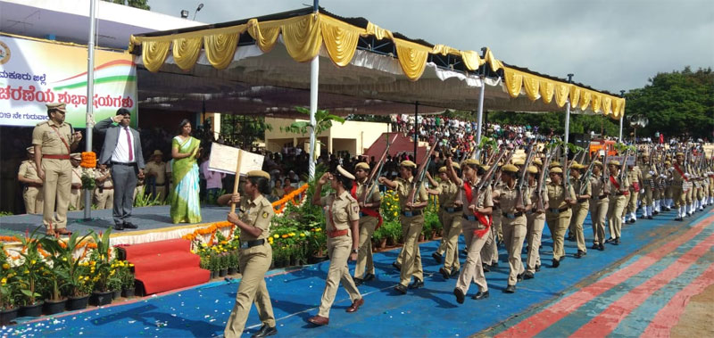 ಸಚಿವರಿಲ್ಲದೇ ರಾಜ್ಯದ ಎಲ್ಲ ಜಿಲ್ಲೆಗಳಲ್ಲೂ ಜಿಲ್ಲಾಧಿಕಾರಿಗಳಿಂದ ಧ್ವಜಾರೋಹಣ