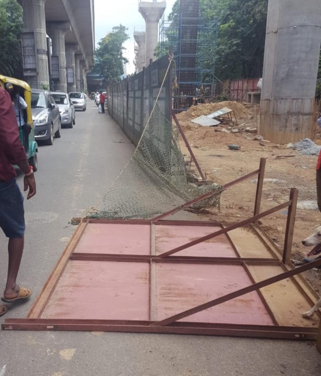 ಬೈಕ್‌ ಸವಾರನ ಮೇಲೆ ಬಿದ್ದ ಬ್ಯಾರಿಕೇಡ್‌