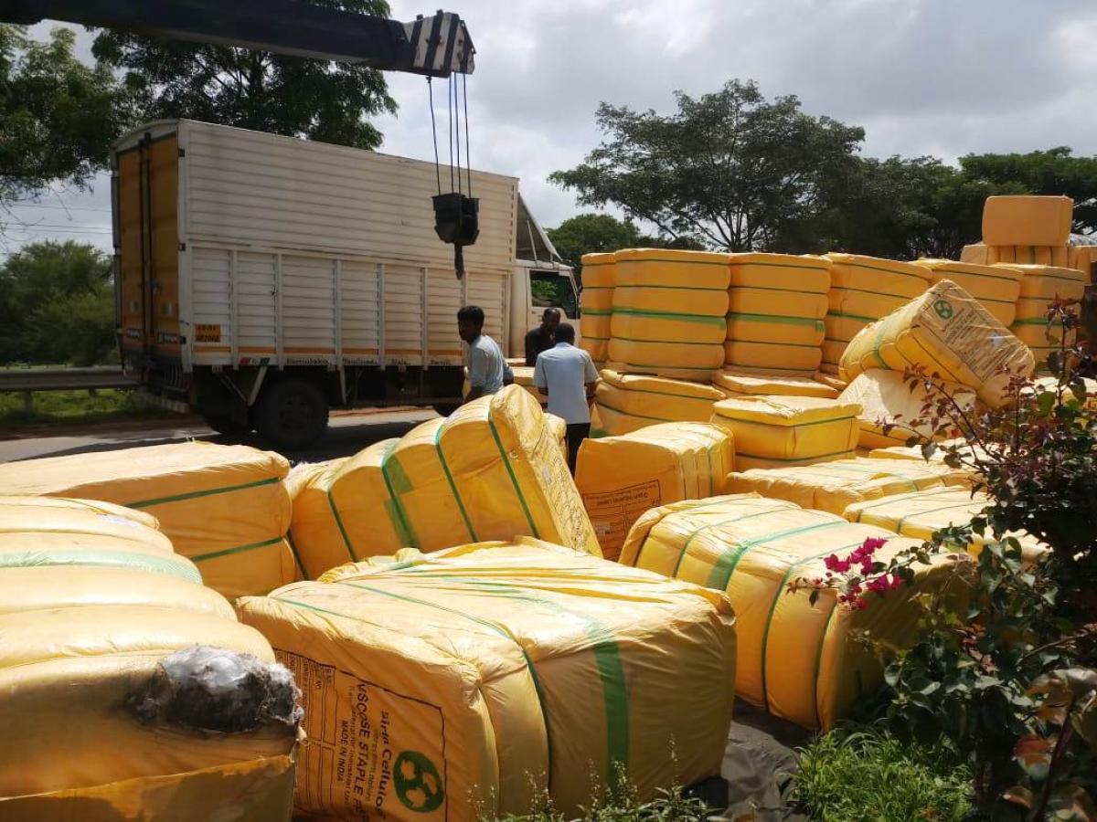 ರಸ್ತೆ ವಿಭಜಕಕ್ಕೆ ಲಾರಿ ಡಿಕ್ಕಿ