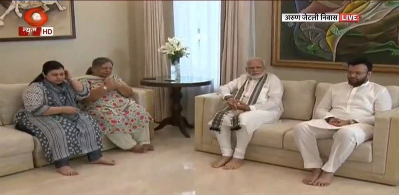ಅರುಣ್ ಜೇಟ್ಲಿ ನಿವಾಸಕ್ಕೆ ಪ್ರಧಾನಿ ಮೋದಿ ಭೇಟಿ: ಕುಟುಂಬದವರಿಗೆ ಸಾಂತ್ವನ
