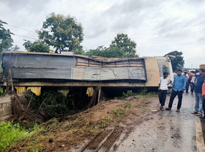 ಡಿಕ್ಕಿ ತಪ್ಪಿಸಲು ಹೋಗಿ ಎರಡು ಬಸ್‌ಗಳು ಪಲ್ಟಿ