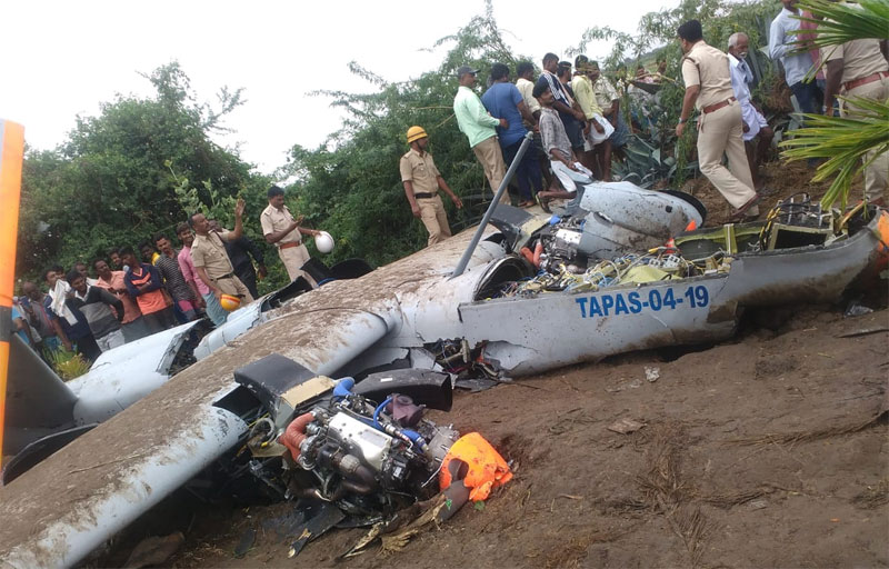 Video | ಚಿತ್ರದುರ್ಗದಲ್ಲಿ  ಮಾನವ ರಹಿತ ಲಘು ವಿಮಾನ ಪತನ